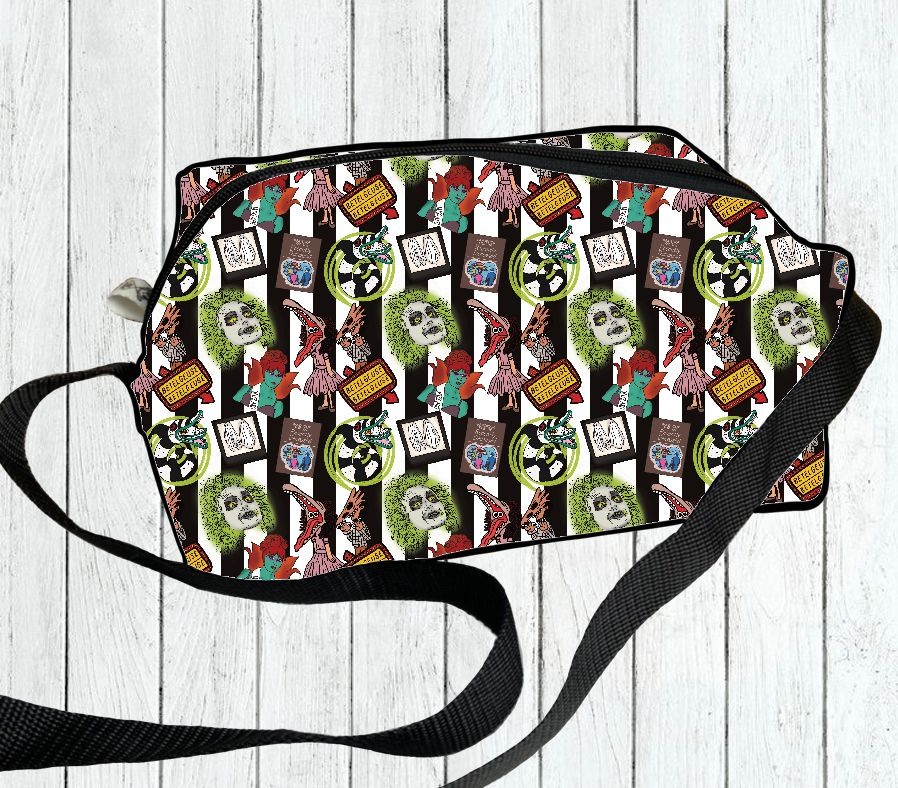 Mala de tiracolo com padrão colorido repetitivo e alça preta