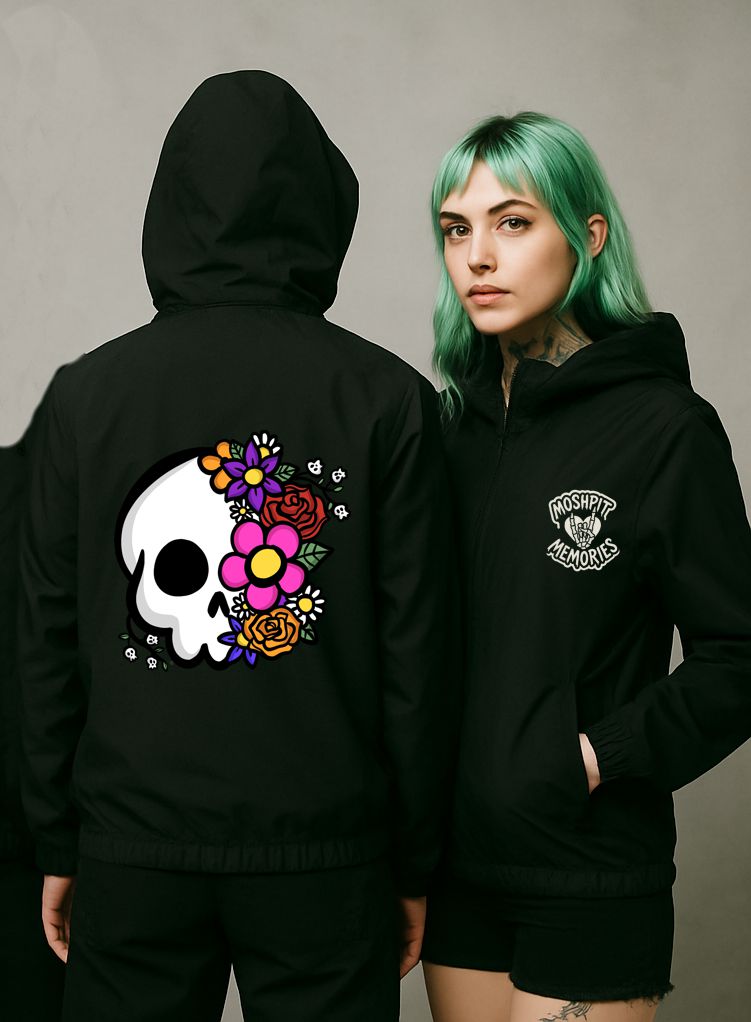 Duas pessoas com casacos pretos com capuz e design de caveira e flores