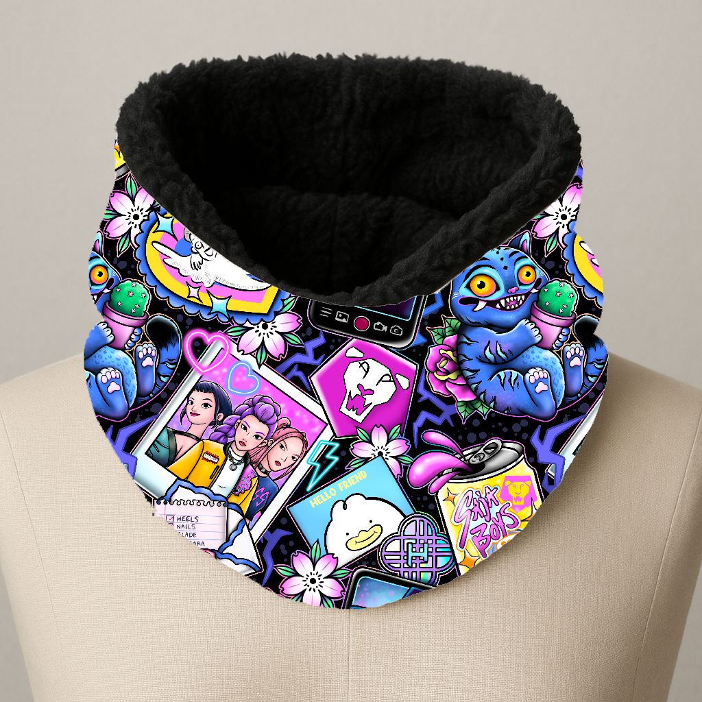 Cachecol tubular colorido com padrão animado e forro preto felpudo