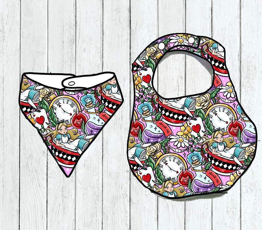 Babete e bandana de bebé com padrão colorido e preto