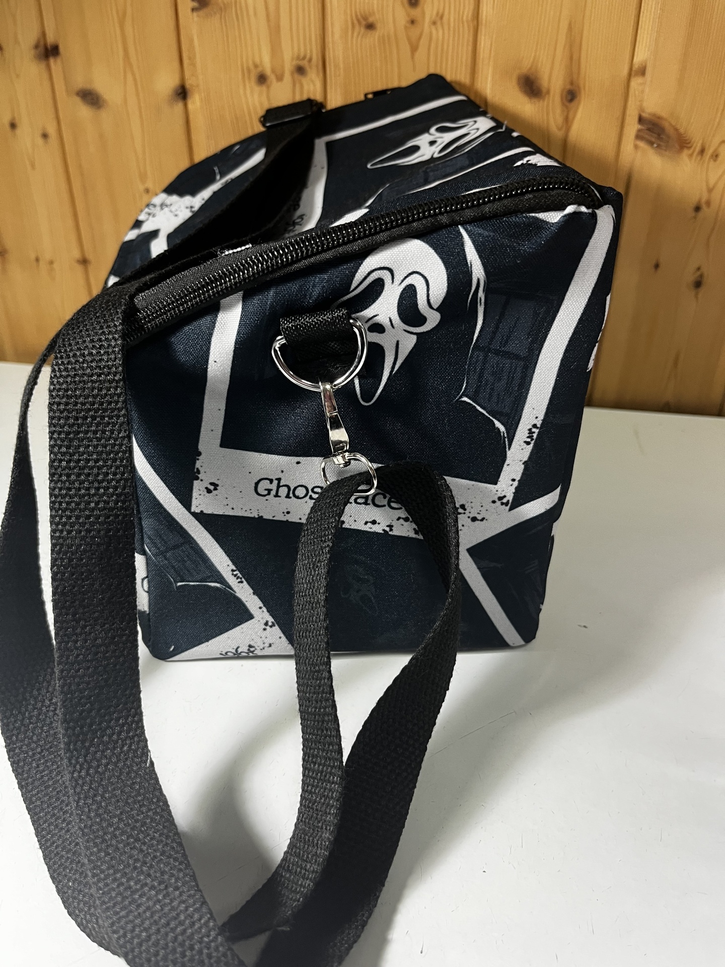 Saco desportivo preto com máscara de fantasma e texto Ghostface