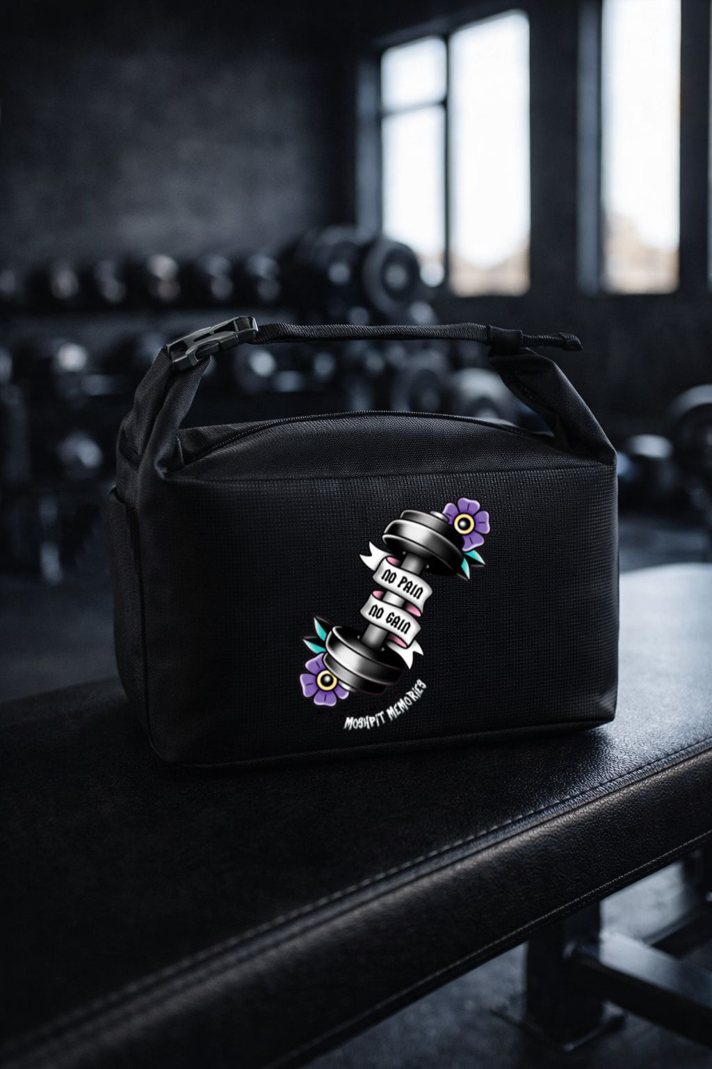 Mala preta com desenho de haltere e texto em ginásio