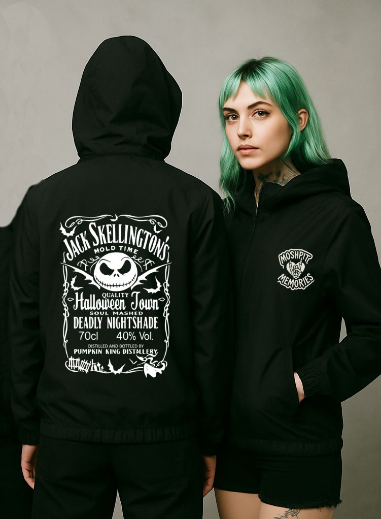 Dois jovens com casacos pretos com capuz e estampas brancas, fundo cinzento.