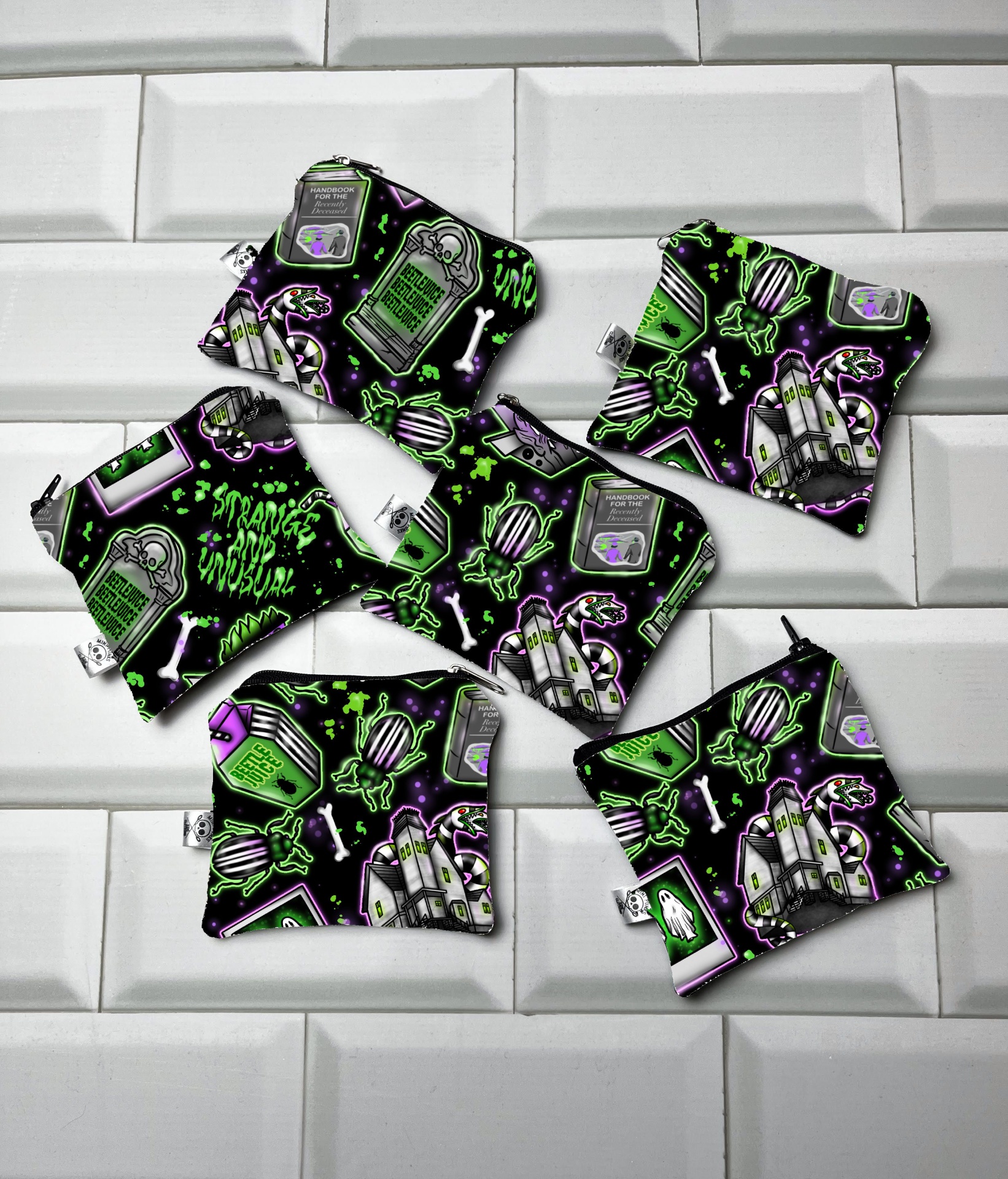 Sacos pequenos de tecido com padrão halloween em mosaico de azulejos brancos