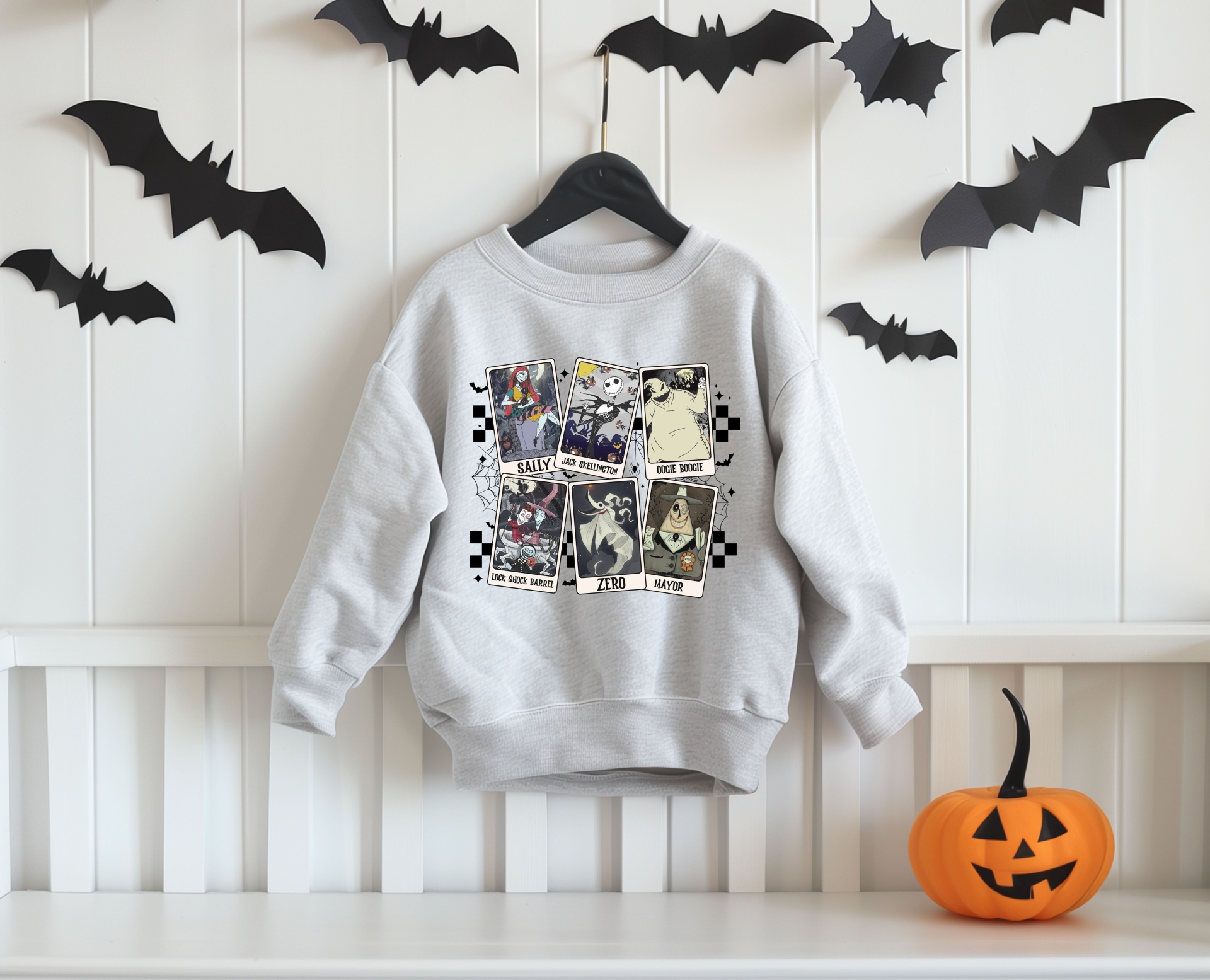 Casaco cinza claro infantil com estampa de quadrinhos e decoração de morcegos pretos e abóbora de Halloween