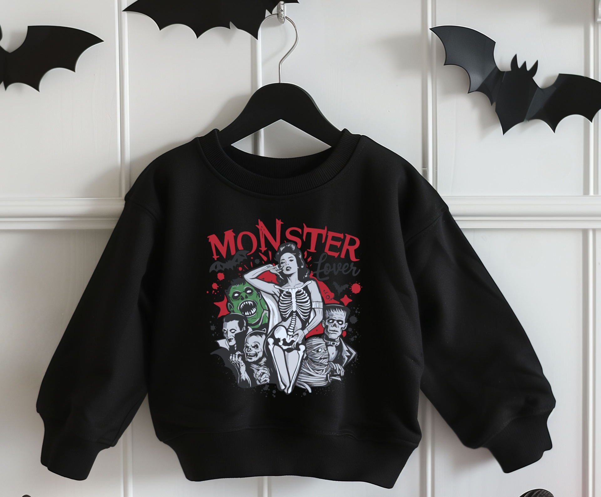 Sweatshirt preta infantil com estampa colorida de monstros e texto MONSTER