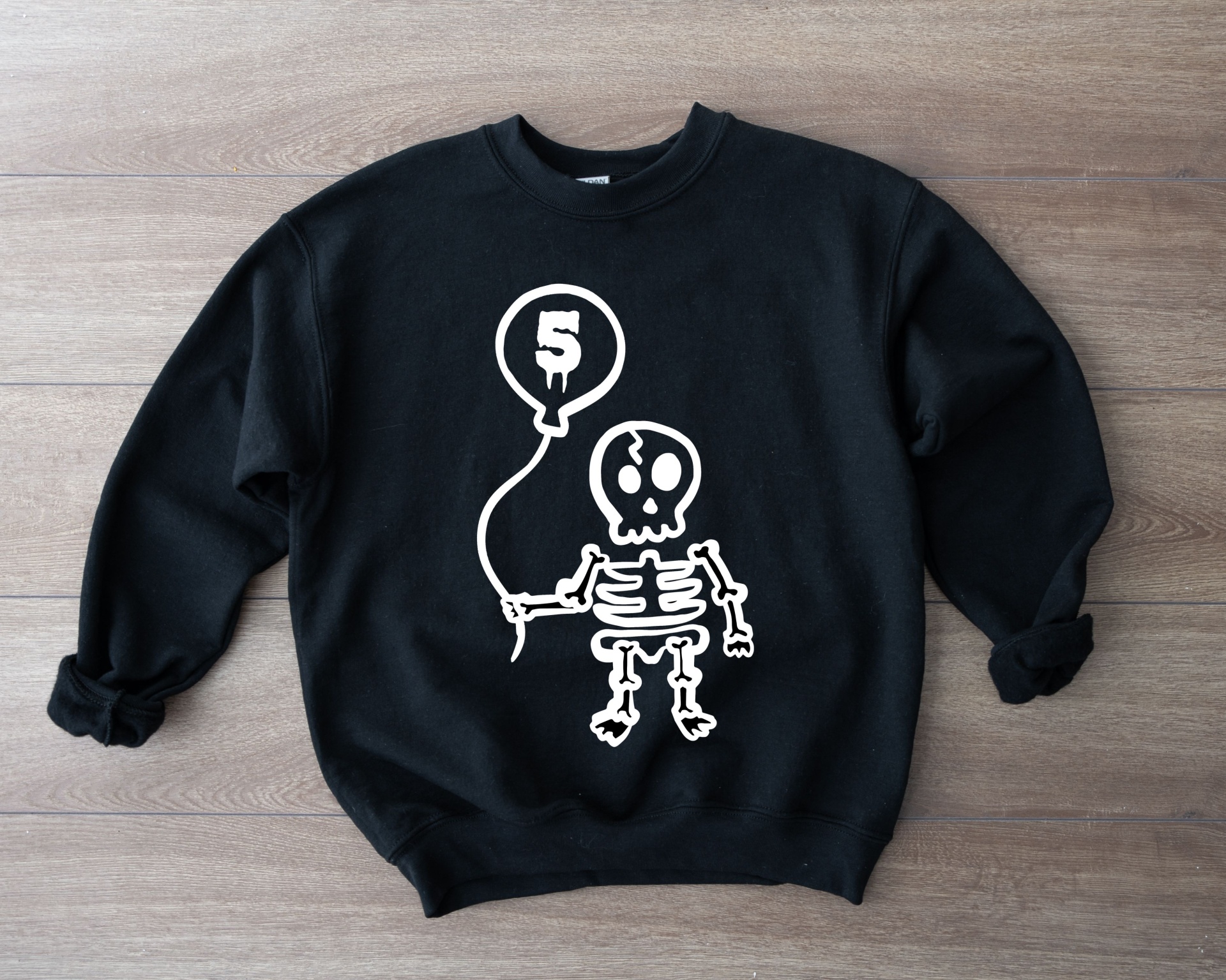 Sweatshirt preta com estampa branca de esqueleto com balão número 5