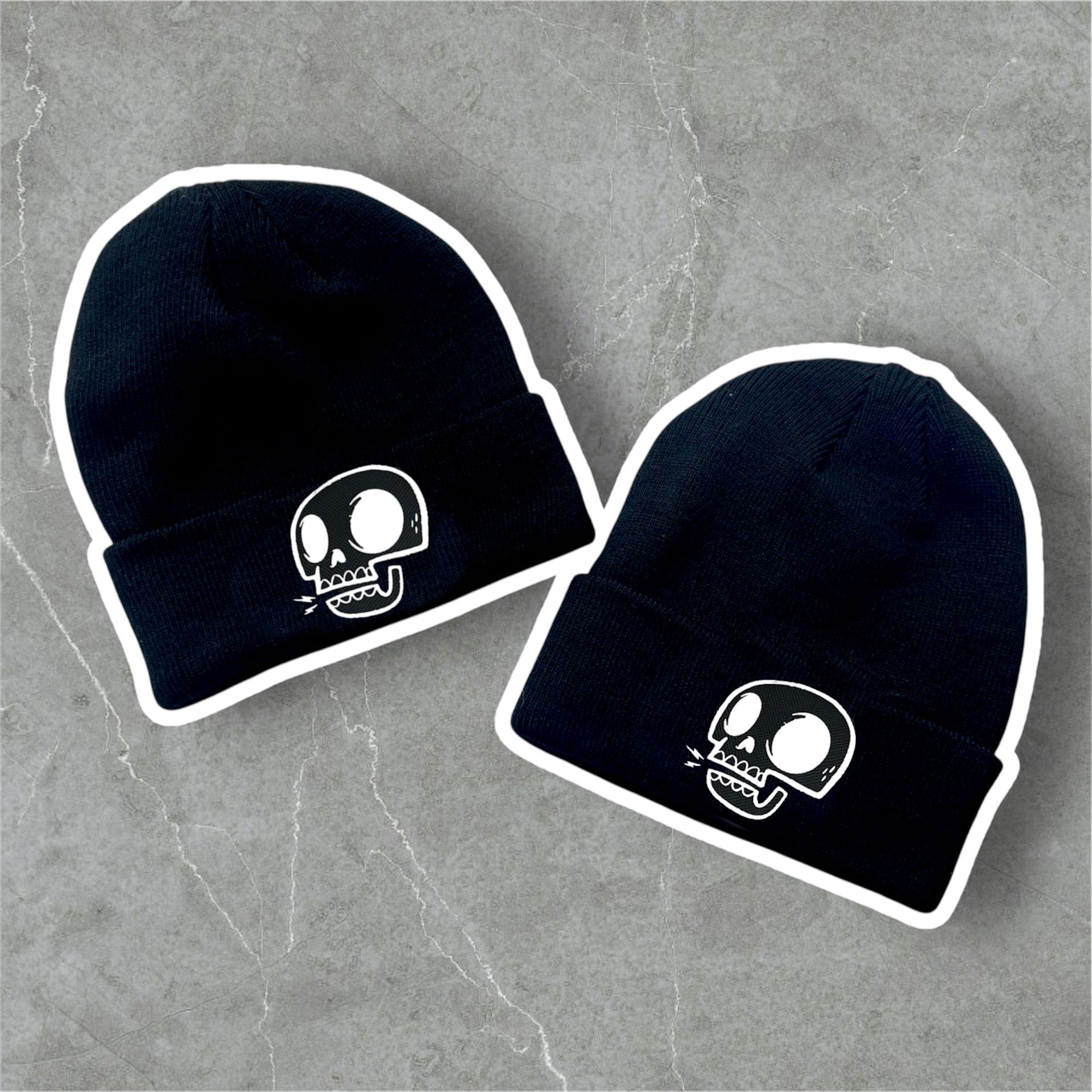 Gorros pretos de malha com bordado branco de caveira