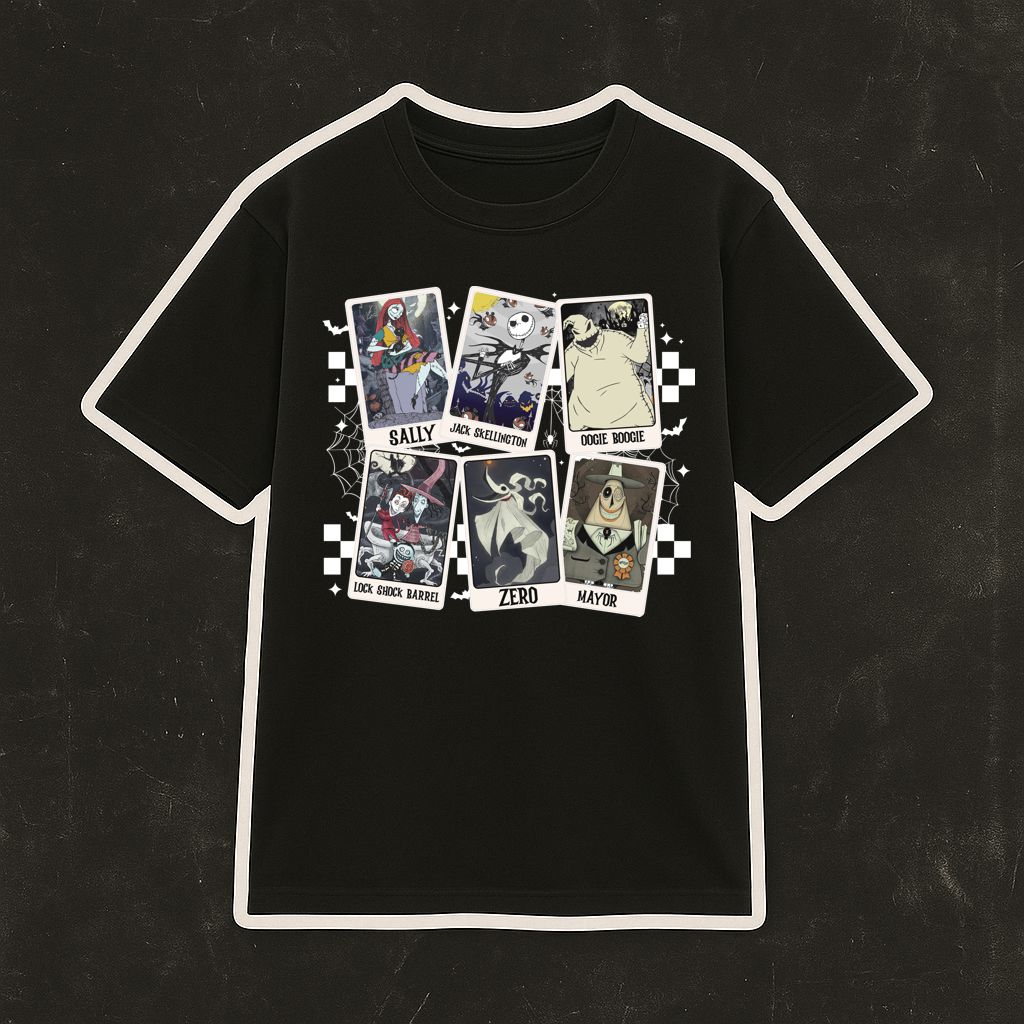 Camiseta preta com estampas polaroide de personagens em fundo quadriculado.