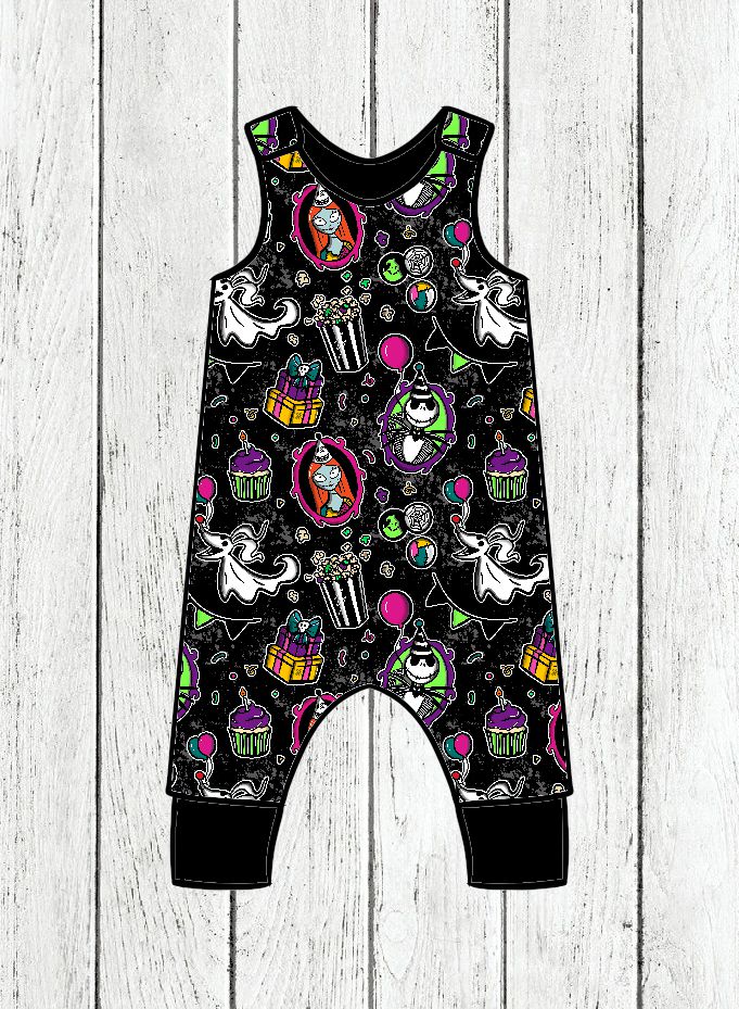 Macacão infantil preto com padrão colorido de Halloween