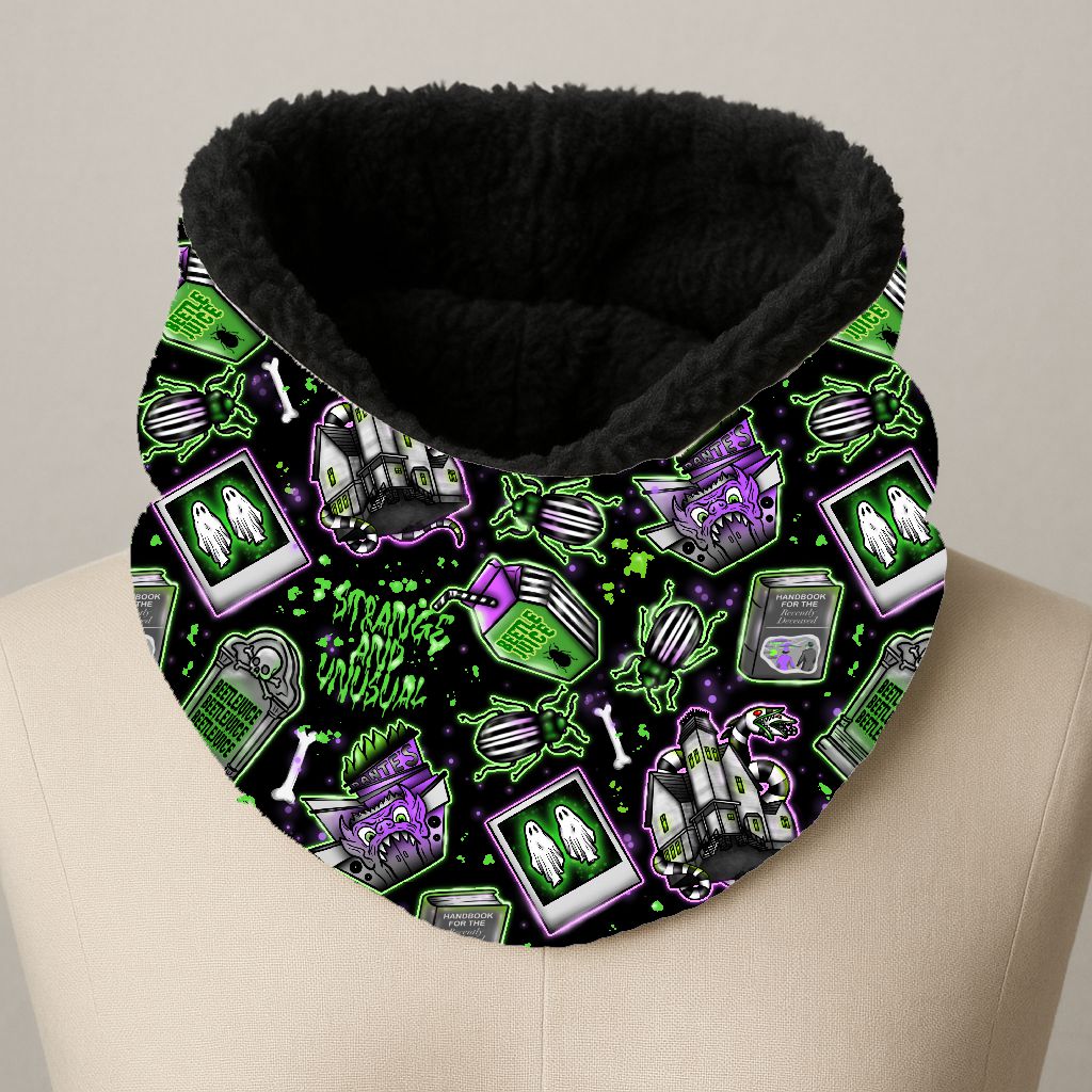 Cachecol tubular preto com padrão colorido de temas assustadores e textos