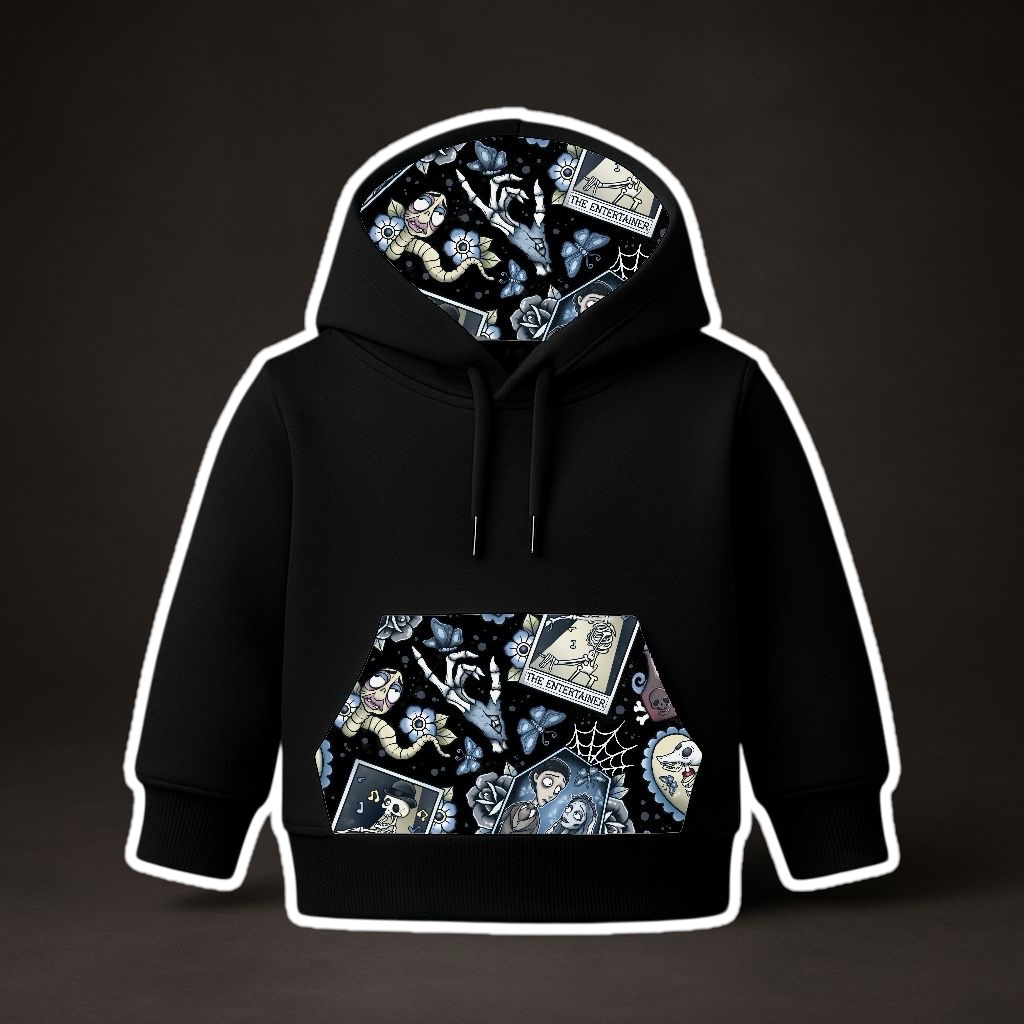 Sweatshirt preta de criança com padrão colorido no capuz e no bolso frontal