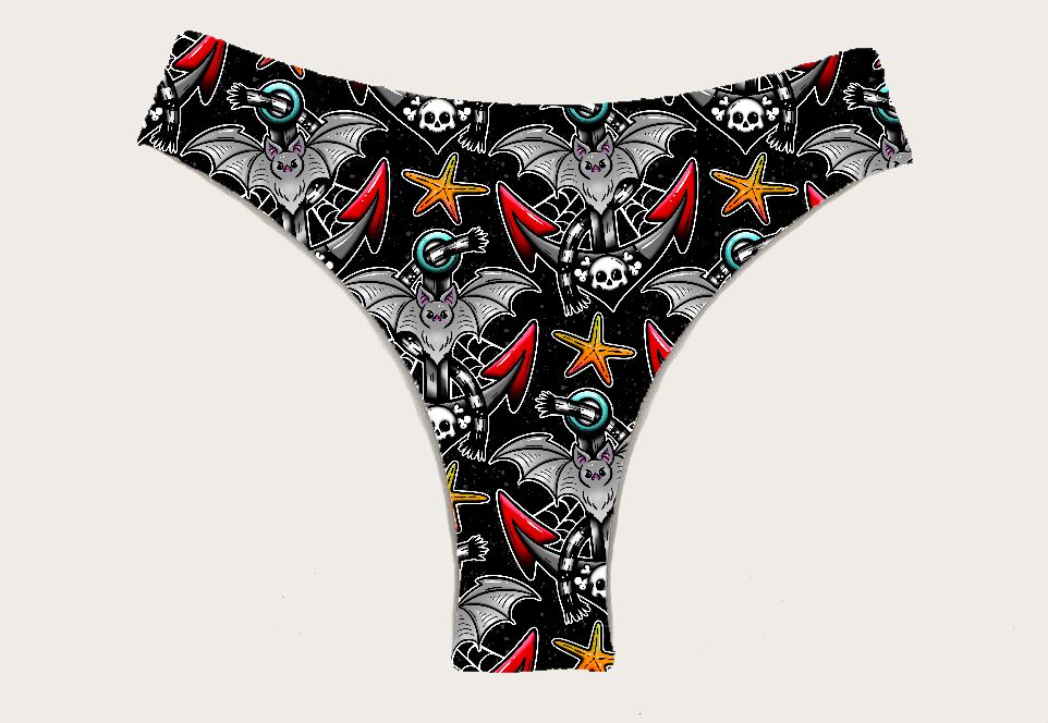 Cueca preta com padrão de morcegos, estrelas do mar, âncoras e caveiras coloridas.