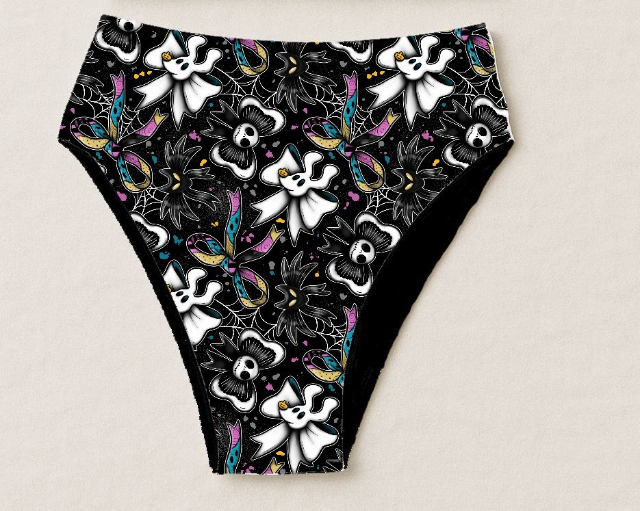 Cueca feminina preta com estampa de fantasmas, flores e fitas coloridas.