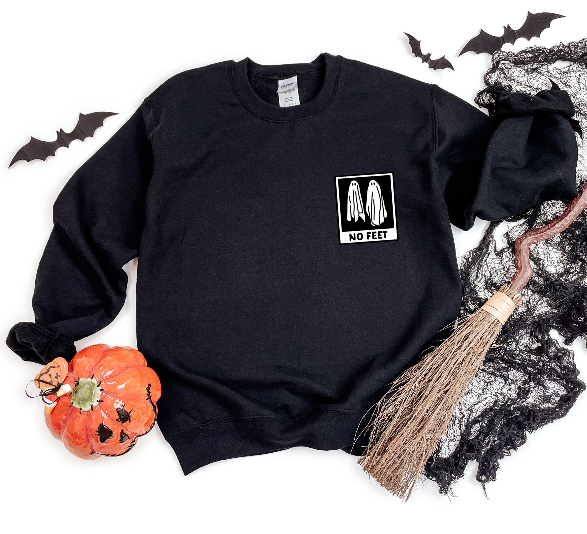 Sweatshirt preta com estampa de fantasmas e palavras 'NU FEET', decoração de Halloween com morcegos, abóbora, vassoura e rede preta