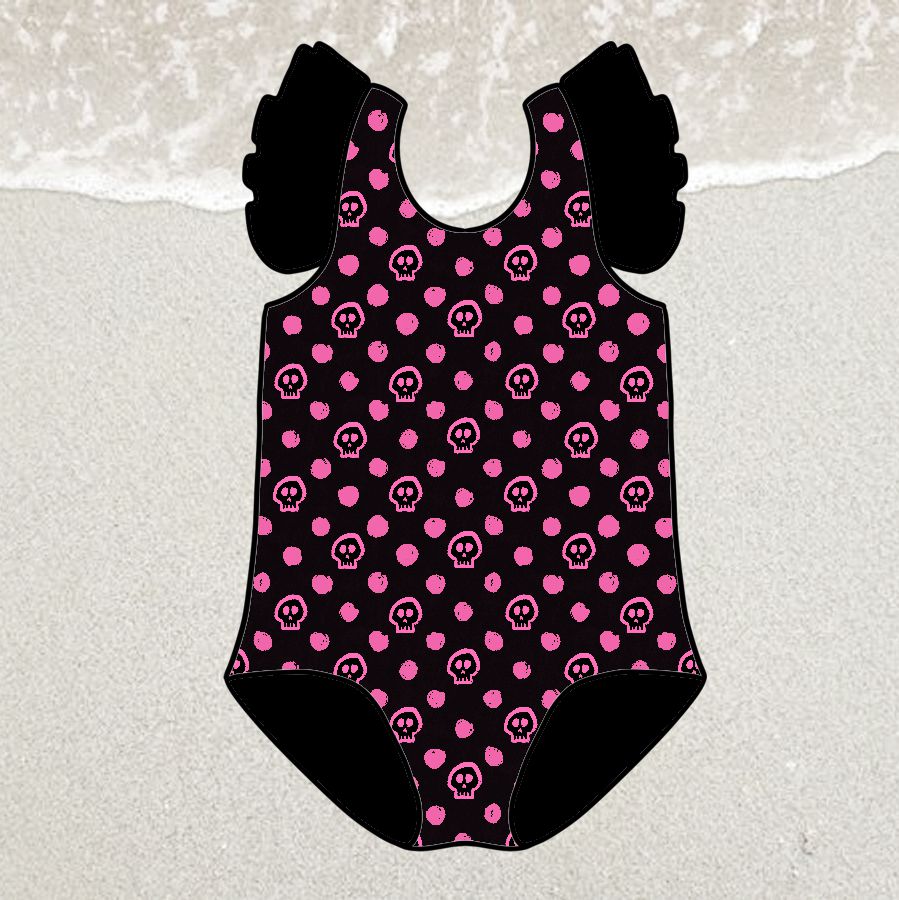 Fato de banho infantil preto com padrão rosa de caveiras e bolinhas e folhos nas alças