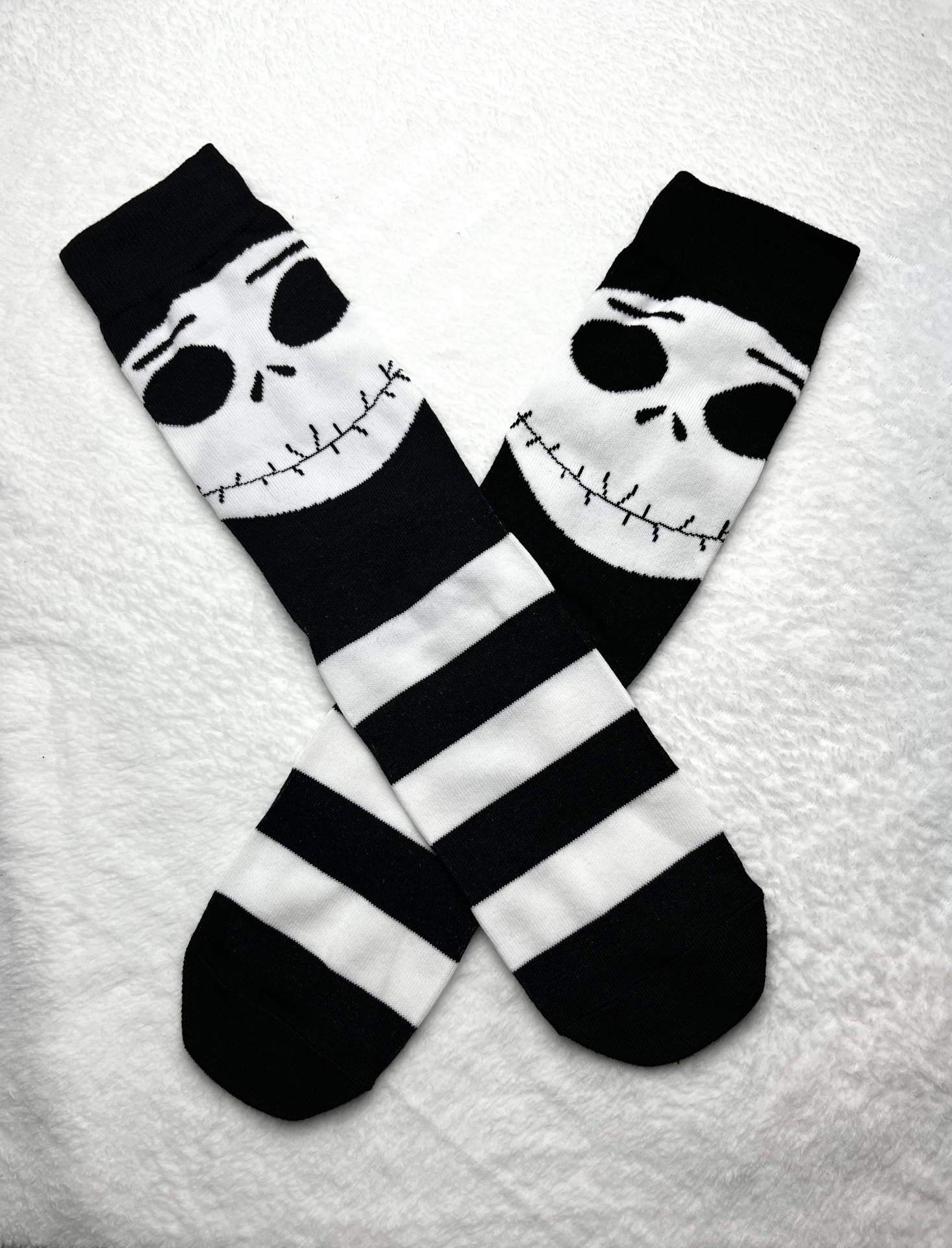 Meias pretas e brancas com caveira e riscas horizontais