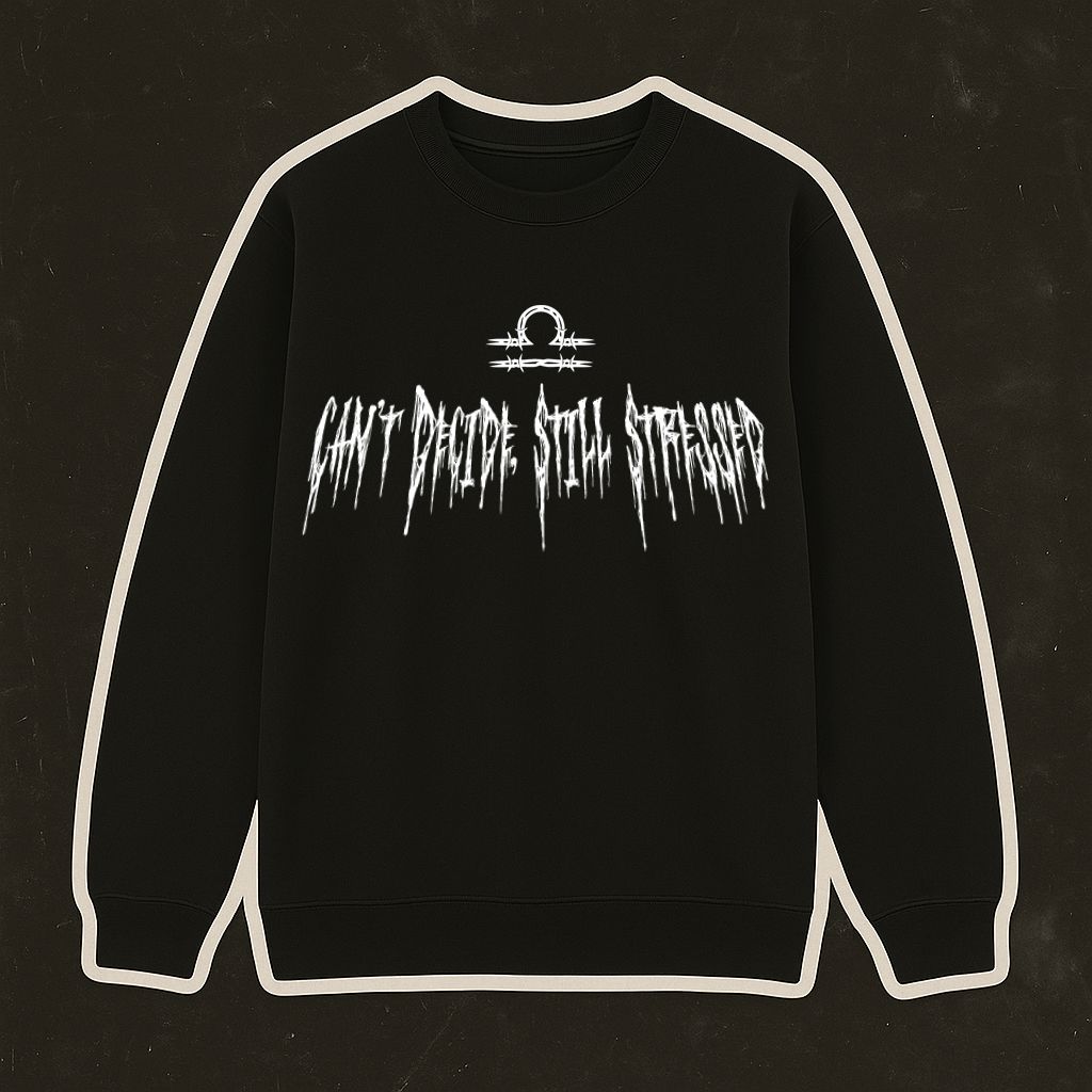 Sweatshirt preta com texto branco estilizado e símbolo no centro, fundo escuro.