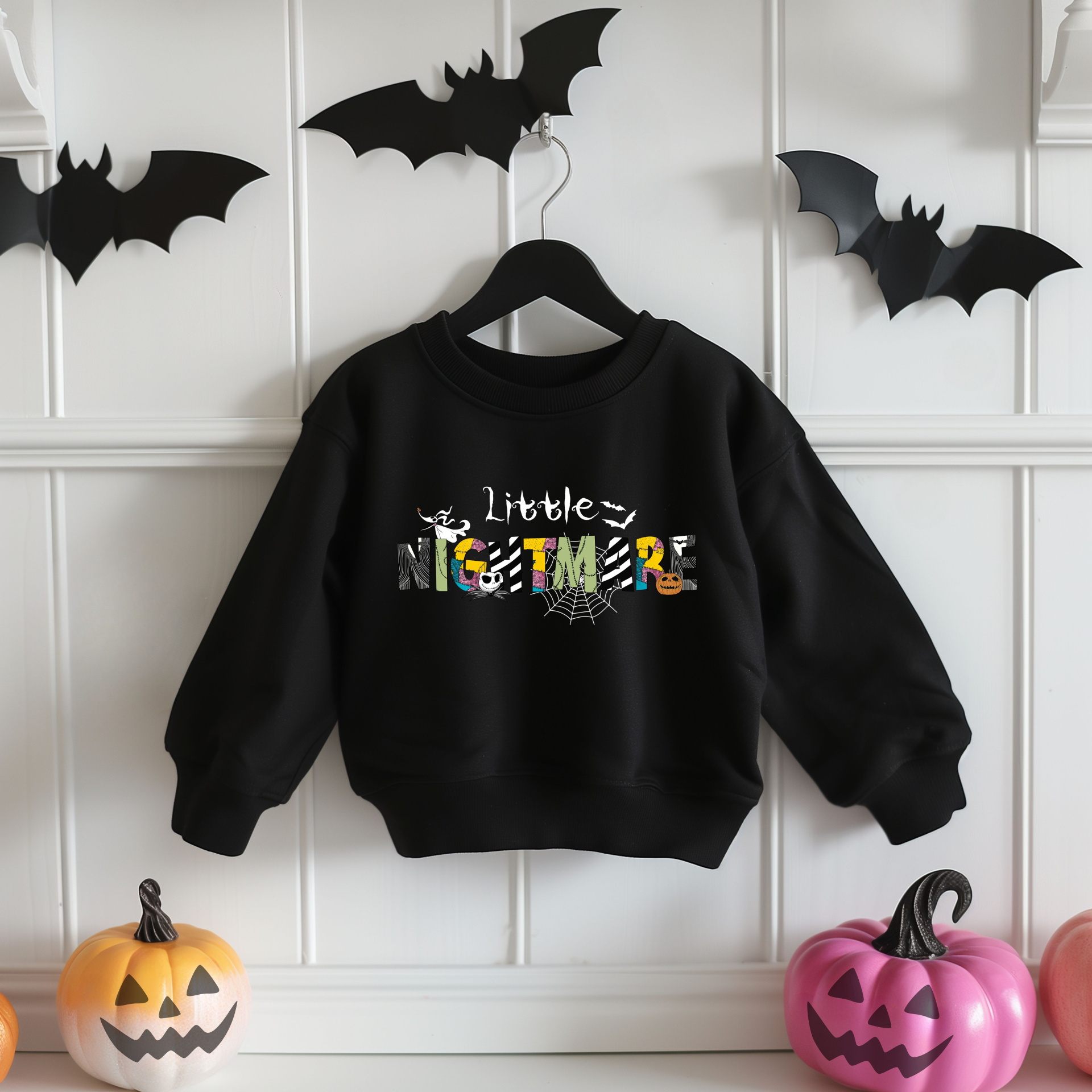 Sweatshirt preta com texto Little NIGHTMARE e decorações de morcegos e abóboras para o Halloween