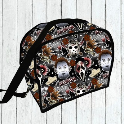 mala com padrão de máscaras de filmes de terror e texto Halloween e Friday the 13th