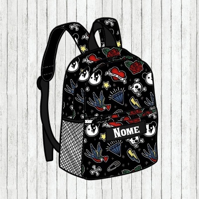 Mochila preta com padrão colorido e etiqueta com texto NOME