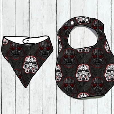 Babete e bandana para bebé com padrão Star Wars em preto, branco e vermelho
