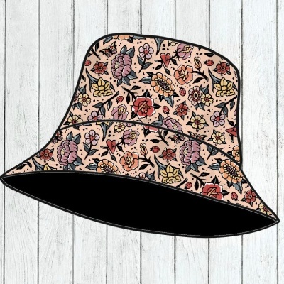 Chapéu tipo balde com padrão floral colorido em fundo bege