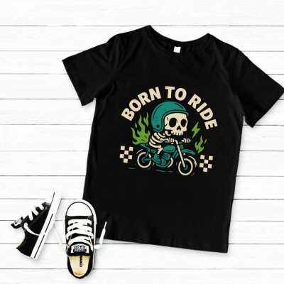 T-shirt preta infantil com estampa de esqueleto numa mota e ténis pretos e brancos