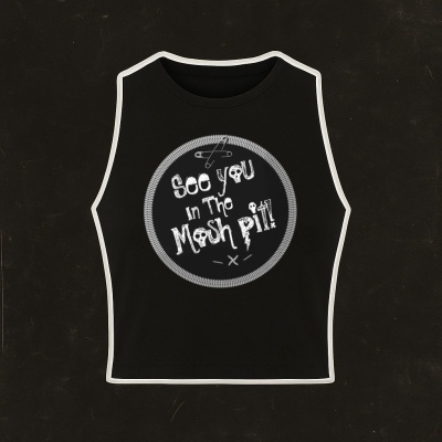 Top preto com estampa branca circular e texto 'See you in the mosh pit!'