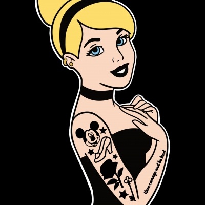 Ilustração de mulher loira com vestido preto e tatuagens no braço direito