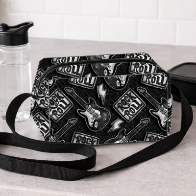 Bolsa preta com padrão de guitarras e texto Rock & Roll