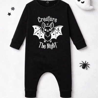 Macacão preto de bebé com estampa branca de morcego e texto Creature of The Night