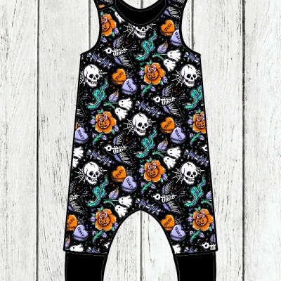 Macacão preto para bebé com padrão colorido de caveiras, flores e corações com texto