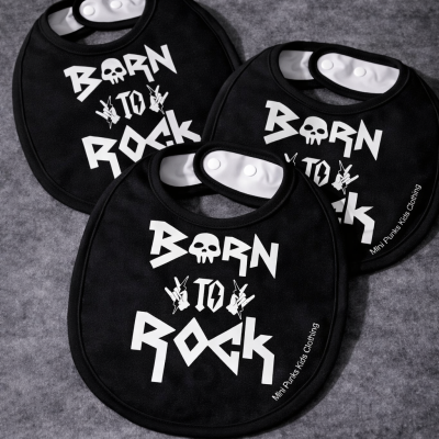 Babetes pretos para bebés com desenho branco Born to Rock, crânio e mãos de rock