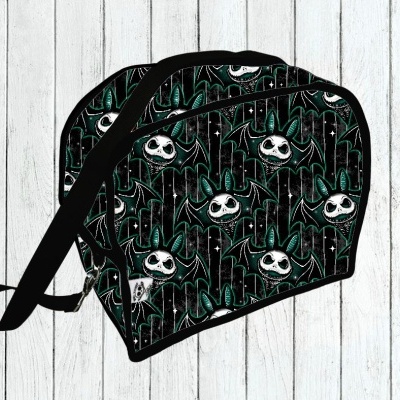 Máscaras reutilizáveis com padrão de caveiras estilizadas em preto, verde e branco
