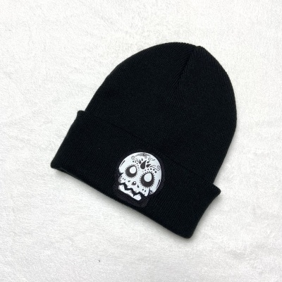 Gorro preto de malha com patch de caveira branca estilizada