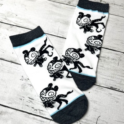 Meias brancas com desenhos pretos de personagens e detalhes cinzentos e azul claro.