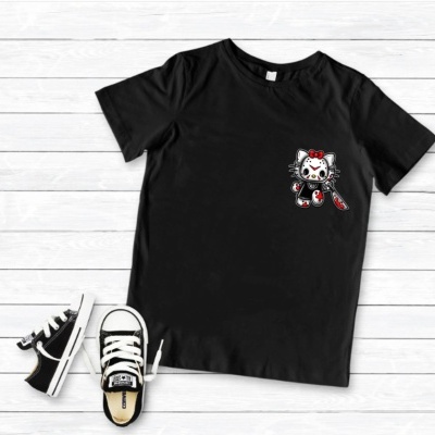 Camiseta preta com estampa de gato com laço vermelho ao peito e sapatilhas pretas e brancas ao lado