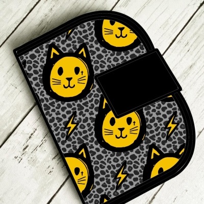 Carteira preta com padrão de gatos amarelos e fecho com aba preta