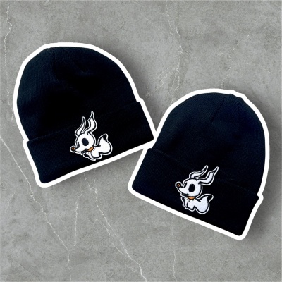Duas boinas pretas de malha com bordado branco de personagem e olhos negros