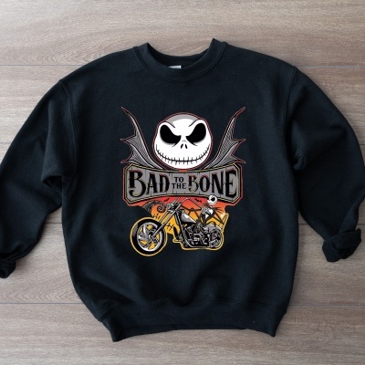 Sweatshirt preta com estampa de caveira e mota em madeira clara