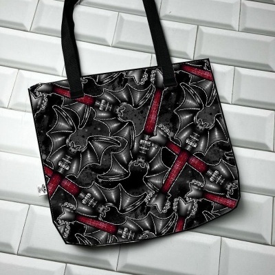 Saco tote com padrão de morcegos pretos e bigodes vermelhos