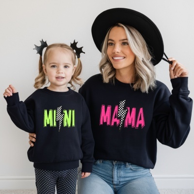 Mulher e criança com sudaderas pretas com texto 