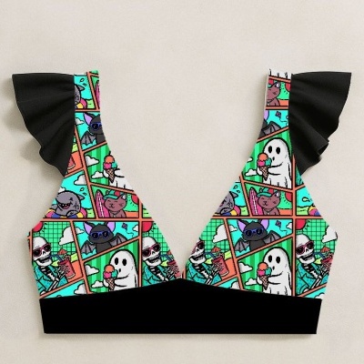 Top de bikini com padrão de desenhos animados coloridos e asas pretas.