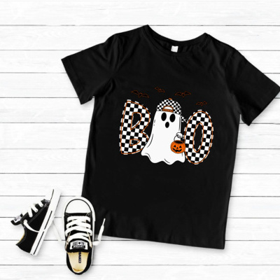 T-shirt preta infantil com estampa de fantasma de Halloween e ténis pretos e brancos ao lado.