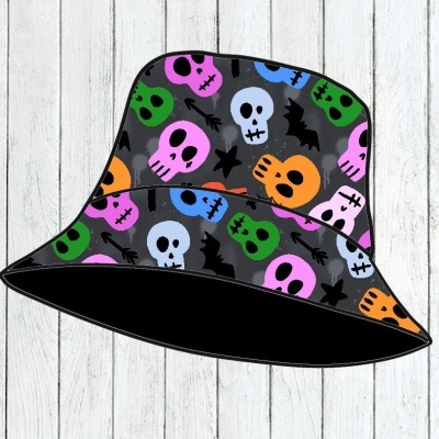 Chapéu bucket com padrão de caveiras coloridas e morcegos