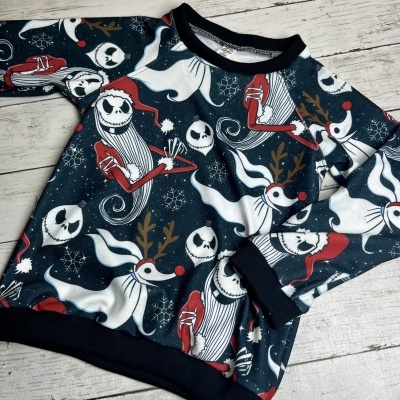 Camisola de criança com padrão de personagens de Halloween e Natal em azul escuro