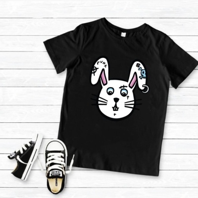 T-shirt preta com estampa de coelho branco com orelhas decoradas e ténis pretos e brancos