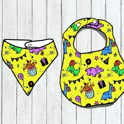 Dois babetes de bebé amarelos com padrão de dinossauros e presentes
