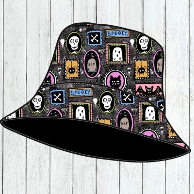 Chapéu pescador preto com padrão colorido de Halloween de fantasmas e esqueletos